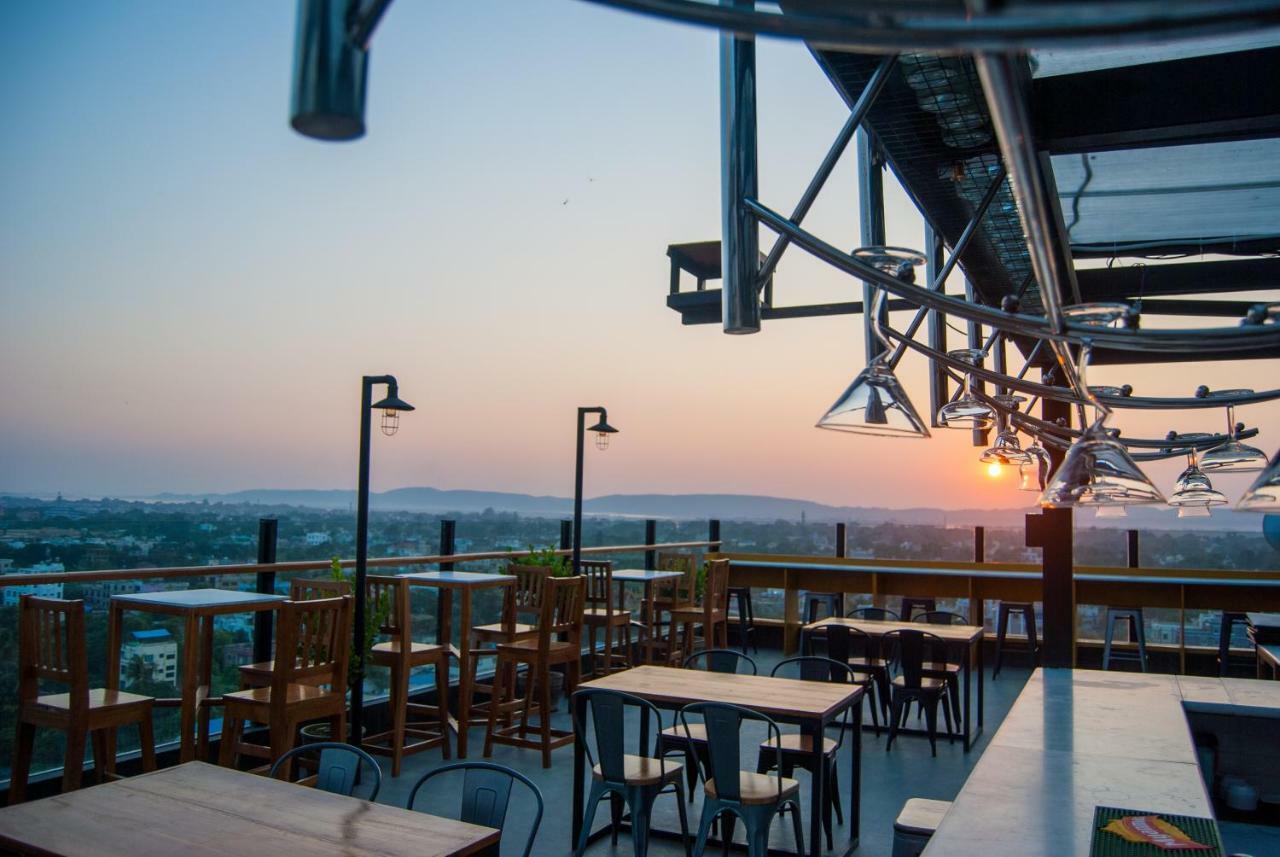 The Hotel Nova Мандалей Екстериор снимка